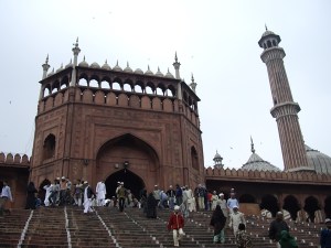 Ανεβαίνοντας τα 35 σκαλοπάτια της Ανατολικής εισόδου στο "Τζαμί όπου καθρεφτίζεται ο Κόσμος".