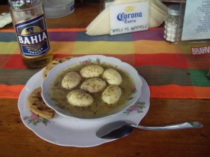 San Salvador, αυγά ιγκουάνας με σάλτσα κάρυ και μπύρα