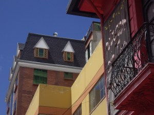 Μείγμα διαφορετικών αρχιτεκτονικών σχολών. Ευτυχώς για τους Βολιβιάνους, η αισθητική "Βωβός" δεν έχει φθάσει ακόμη στην La Paz...