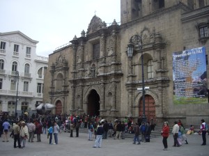 Ο ναός του Αγίου Φραγκίσκου στην ομώνυμη πλατεία είναι το συνηθέστερο σημείο συνάντησης ντόπιων και ξένων