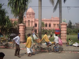 Περιμένοντας πελάτες μπροστά στο Ahsan Manzil (Ροζ Παλάτι) 