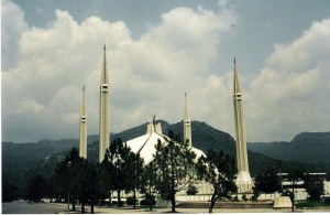 Το τζαμί του Faisal στο Islamabad ήταν ως το 1993 το μεγαλύτερο στον κόσμο. Στοίχισε 120 εκ. δολάρια, χωρά 74.000 κόσμο, οι μιναρέδες έχουν ύψος 90 μέτρων και είναι έργο του Τούρκου αρχιτέκτονα Vedat Dalokay.