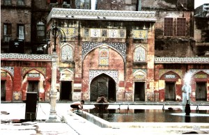 Πριν την προσευχή, το salaat (صلاة‎) ο πιστός υποχρεούται να πλύνει τα κέντρα των 5 αισθήσεων: μάτια, αυτιά, μύτη, στόμα, άκρα