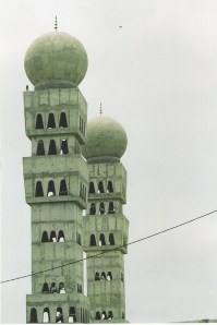 Μιναρέδες στο Ντακάρ. Οι Σενεγαλέζοι διαφοροποιούνται από το λοιπό Ισλάμ στο ότι ακολουθούν σε μεγάλο ποσοστό μυστικές διδασκαλίες των Σούφι