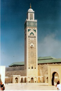 Ο ψηλότερος μιναρές στον κόσμο (210 μ.) βρίσκεται στο τζαμί του Χασάν Β' στην Καζαμπλάνκα και βλέπει Ατλαντικό