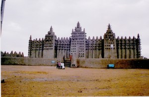 Το τζαμί της Djenee στο Μάλι είναι το μεγαλύτερο κτίριο από πηλό στον κόσμο. Μνημείο πολιτιστικής κληρονομιάς της UNESCO εδώ και 21 χρόνια, πρωτοχτίστηκε περί το 1200 με την τελευταία του μορφή από το 1907.