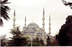 Οι περισσότεροι που επισκέπτονται την Κωνσταντινούπολη για 1η φορά, μπερδεύουν την Αγία Σοφία με το Μπλε Τζαμί. Εδώ, ποιό από τα δύο εμφανίζεται;