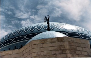 Από Καύκασο μέχρι Αφγανιστάν και Ινδονησία ακόμη, το μπλε χρώμα συμβολίζει για το Ισλάμ την προστασία (είτε ως θόλος ενός τζαμιού είτε ως ουρανός που εδώ φαίνεται ως προέκταση της οροφής...)