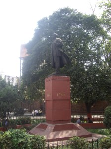 Α! Να κι ο Βλαδίμηρος Ίλιτς! Πώς κι απ΄τα μέρη μας, σύντροφε;