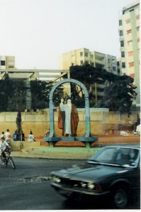 Ωπ! Και ένας ιμάμης από χαρτόνι...