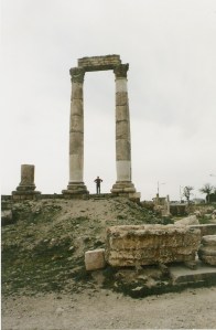 Η αφεντια μου ανάμεσα σε ρωμαϊκούς κίονες στην Ρωμαϊκή Ακρόπολη του Αμμάν