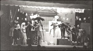 "Πλούτος" του Αριστοφάνη, σκηνοθεσία Κάρολου Κουν, Κολλέγιο Αθηνών, 1932 (φωτογραφία: συλλογή Ντίμη Αργυρόπουλου).