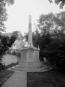 Το Μνημείο των νεκρών της Μαύρης Τρύπας της Καλκούτας.