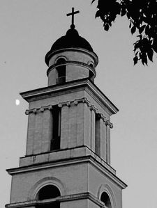 Γέμισμα σελήνης πίσω από το καμπαναριό του καθεδρικού της Γεννήσεως του Χριστού στο Τσισινάου.  25.07.2015.